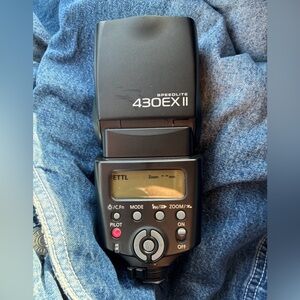 Canon Speedlite 430EX II External Flash w/carrying case